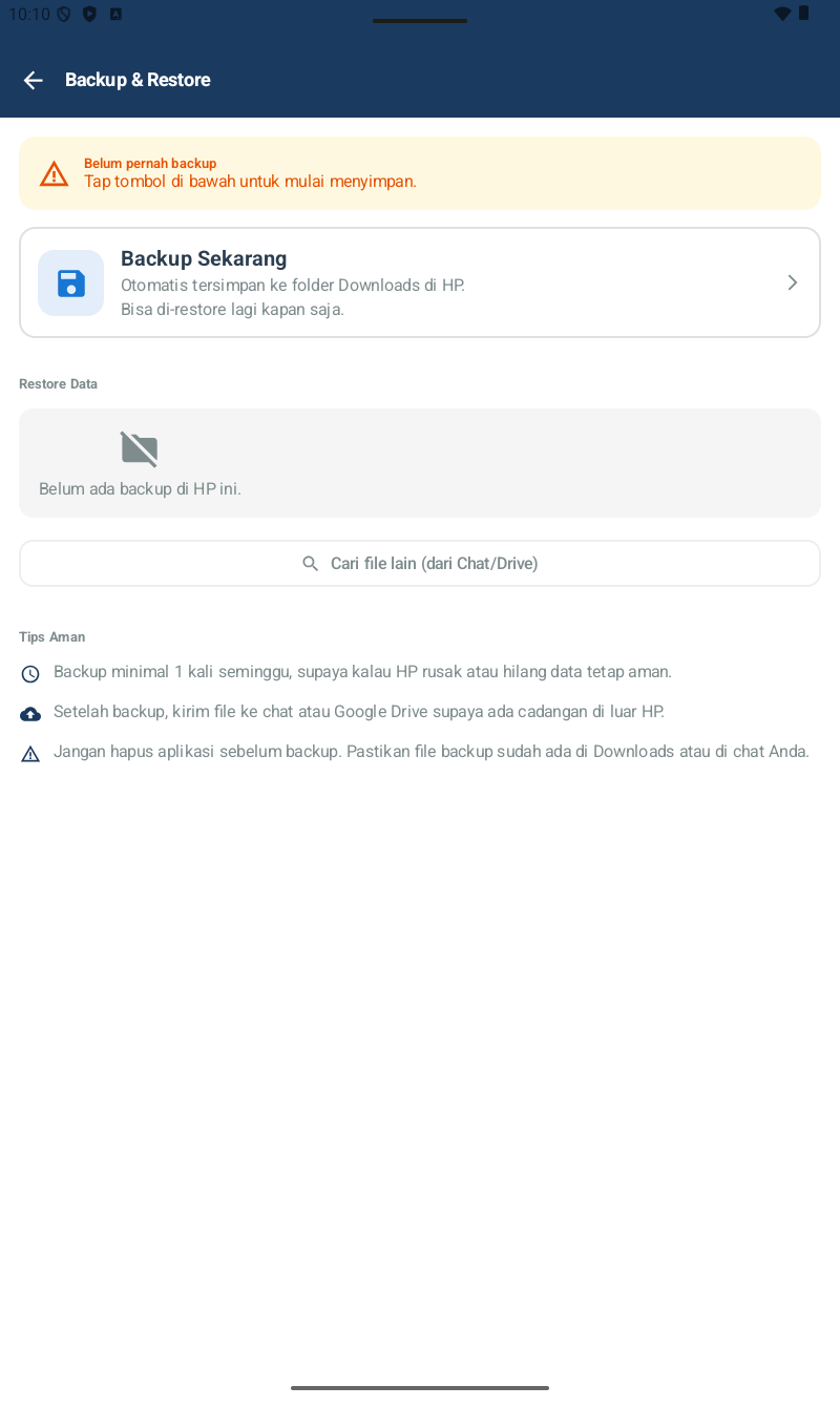 Halaman Backup & Restore โ banner kuning 'Belum pernah backup', card Backup Sekarang (Otomatis tersimpan ke folder Downloads di HP. Bisa di-restore lagi kapan saja), section Restore Data dengan 'Belum ada backup di HP ini', tombol Cari file lain (dari Chat/Drive), section Tips Aman