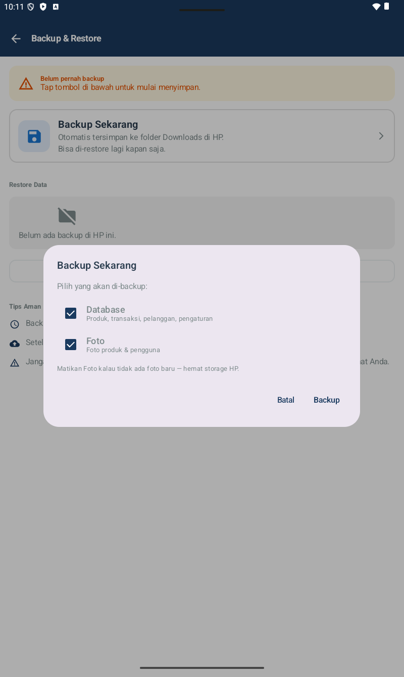 Dialog Backup Sekarang dengan judul 'Backup Sekarang', subtitle 'Pilih yang akan di-backup:', dua checkbox checked (Database โ Produk, transaksi, pelanggan, pengaturan; Foto โ Foto produk & pengguna), catatan 'Matikan Foto kalau tidak ada foto baru โ hemat storage HP.', tombol Batal dan Backup