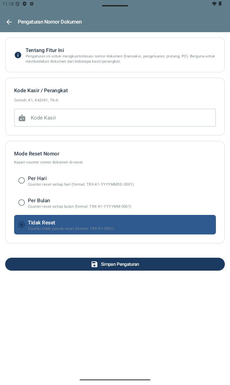 Halaman Pengaturan Nomor Dokumen โ info banner: 'Pengaturan ini untuk mengkustomisasi nomor dokumen (transaksi, pengeluaran, piutang, PO). Berguna untuk membedakan dokumen dari beberapa kasir/perangkat.' Section Kode Kasir / Perangkat dengan input field 'Kode Kasir' (contoh: K1, KASIR1, TK-A). Section Mode Reset Nomor dengan 3 radio: Per Hari (counter reset setiap hari, format TRX-K1-YYYYMMDD-0001), Per Bulan (format TRX-K1-YYYYMM-0001), Tidak Reset selected (format TRX-K1-0001). Tombol Simpan Pengaturan di bawah