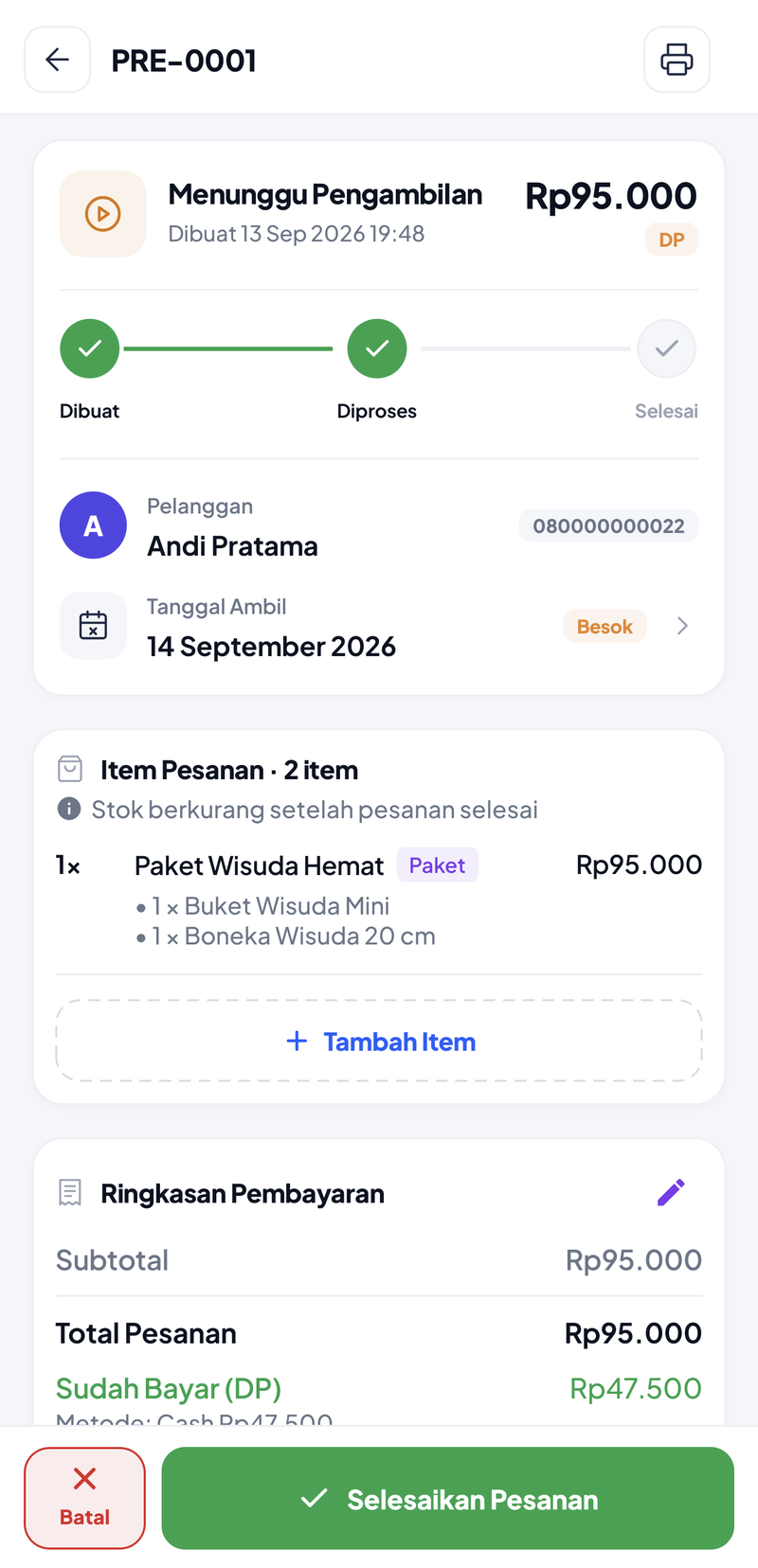 Detail PRE-0001: status Menunggu Pengambilan Rp95.000 berlabel DP, garis waktu Dibuat dan Diproses tercentang, pelanggan Andi Pratama, tanggal ambil 14 September 2026 (Besok), Item Pesanan Paket Wisuda Hemat berisi Buket Wisuda Mini dan Boneka Wisuda 20 cm, tombol Tambah Item, Ringkasan Pembayaran dengan Sudah Bayar (DP) Rp47.500, serta tombol Batal dan Selesaikan Pesanan