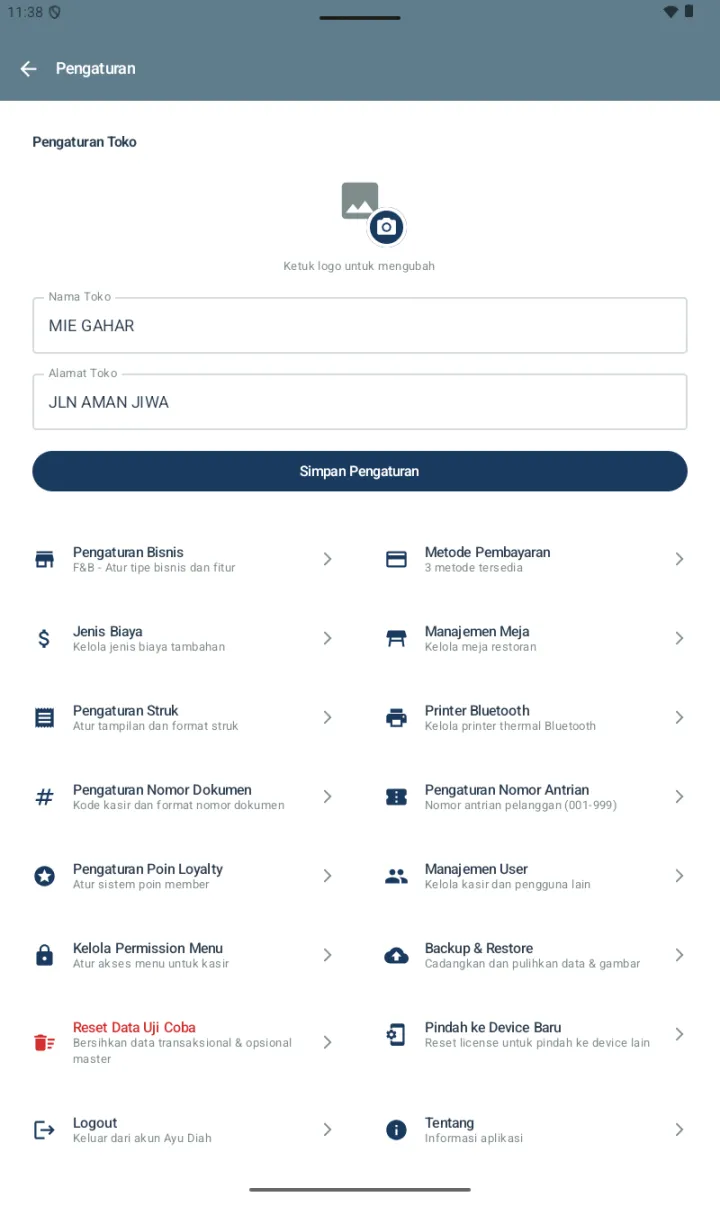 Halaman Pengaturan dengan Pengaturan Toko inline (logo, Nama Toko MIE GAHAR, Alamat JLN AMAN JIWA, tombol Simpan), grid 2 kolom dengan 16 sub-menu: Pengaturan Bisnis, Metode Pembayaran, Jenis Biaya, Manajemen Meja, Pengaturan Struk, Printer Bluetooth, Pengaturan Nomor Dokumen, Pengaturan Nomor Antrian, Pengaturan Poin Loyalty, Manajemen User, Kelola Permission Menu, Backup & Restore, Reset Data Uji Coba (red), Pindah ke Device Baru, Logout, Tentang